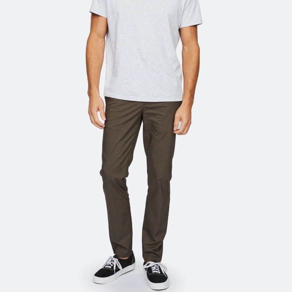 Lightweight Everyday Slim Fit Tech Pant 31/30 NWT